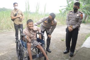 Senyum bahagia Tamapak terlihat saat salah satu penyandang disabilitas mendapa kursi roda dari kapolres klaten